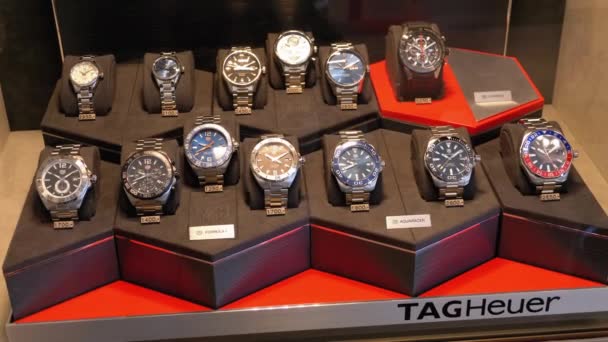 Montre-bracelet suisse de luxe sur le comptoir du magasin avec étiquettes de prix — Video