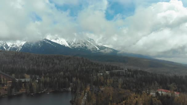 Vista aérea de Strbske Pleso en las nubes y las montañas nevadas. Países Bajos — Vídeo de stock