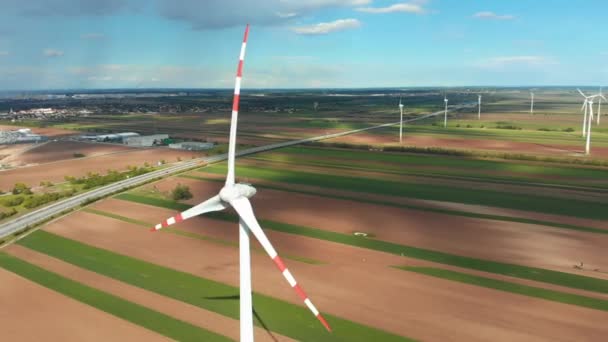 Вид с воздуха на ферму ветряных турбин в поле. Австрия. Вид беспилотника на производство энергии — стоковое видео