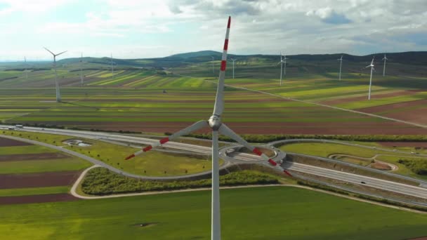 Légi kilátás a szélturbinák Farm és a mezőgazdasági mezők. Ausztria. — Stock videók