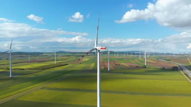 フィールド内の風力タービンファームの空中ビュー。オーストリア。エネルギー生産に関するドローンの見解 — ストック動画