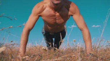 Egzersiz. Pushups Fitness Man Doğa Dışında Push-up yapıyor.