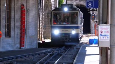 Dağ Treni Tren İstasyonu'na Varır. Montrö şehri, İsviçre