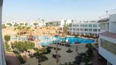 Mısır'da Mavi Yüzme Havuzu, Şemsiye ve Şezlonglu Hotel Resort'un Timelapse'i
