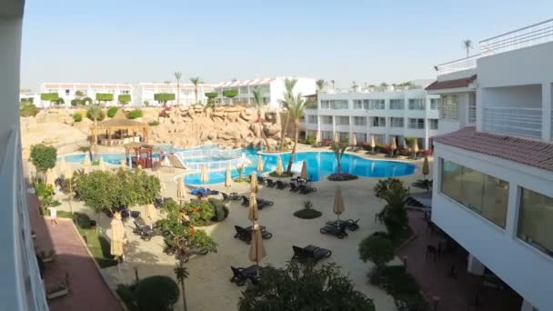 Tidsfördröjning av hotell Resort med blå pool, parasoller och solsängar i Egypten — Stockvideo