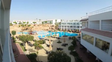 Mısır'da Mavi Yüzme Havuzu, Şemsiye ve Şezlongile Hotel Resort zaman atlamalı