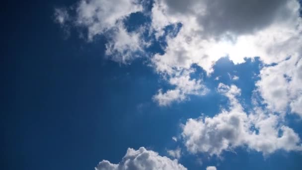 Nuages se déplacent en douceur dans le ciel bleu. Temps écoulé — Video