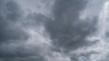 Bulutlar Mavi Gök 'te pürüzsüz hareket eder. Zaman Uygulaması