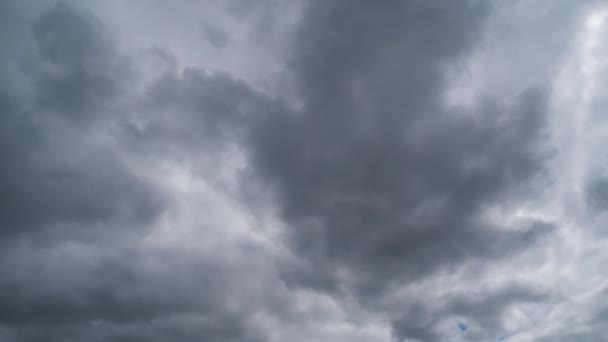 Nuvens se movem suavemente no céu azul. Prazo de validade — Vídeo de Stock