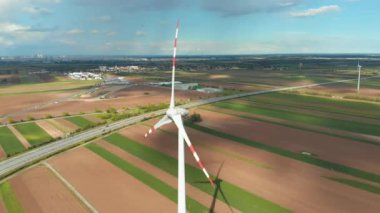 Tarladaki Rüzgar Türbinleri Çiftliği 'nin hava görüntüsü. Avusturya. Enerji Üretiminde Drone görünümü