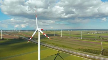 Rüzgâr Türbinleri Çiftliği ve Tarım Alanları 'nın havadan görünüşü. Avusturya.