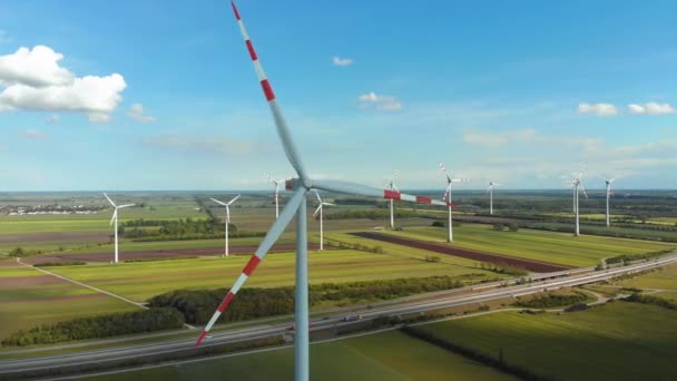 Vista aérea de la granja de aerogeneradores en campo. Austria. Vista del dron sobre la producción de energía — Vídeo de stock