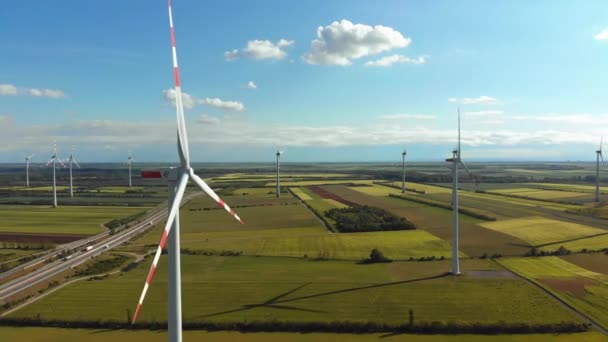 Luftaufnahme von Windkraftanlagen Park in Field. Österreich. Drohnen-Blick auf die Energieproduktion — Stockvideo