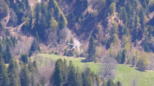 L'hélicoptère vole dans les Alpes suisses — Video