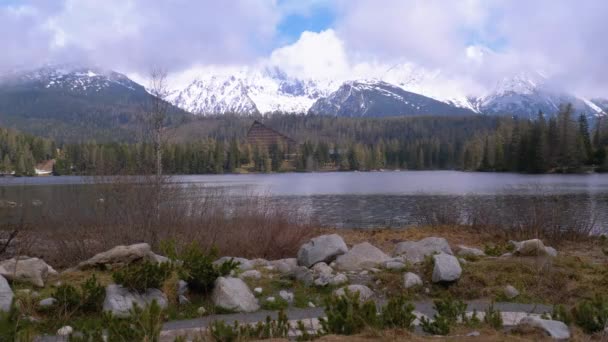 Strbske pleso, Bergsee in den Wolken und schneebedeckten Bergen im Hintergrund. Slowakei — Stockvideo