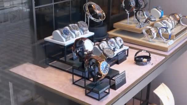 Reloj de pulsera suizo de lujo en el mostrador de la tienda con etiquetas de precio — Vídeo de stock