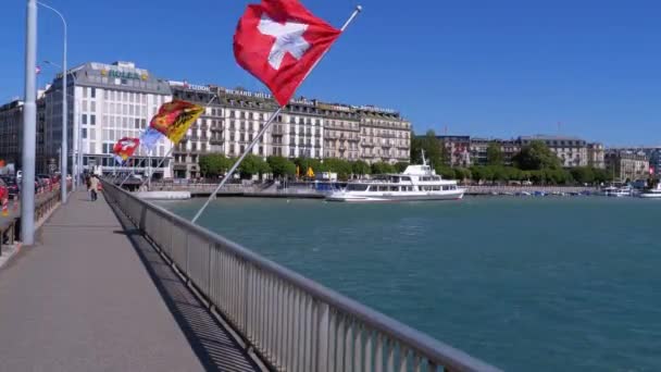 Мост Монблан. Центральный мост через Женевское озеро с флагами стран. Швейцария — стоковое видео