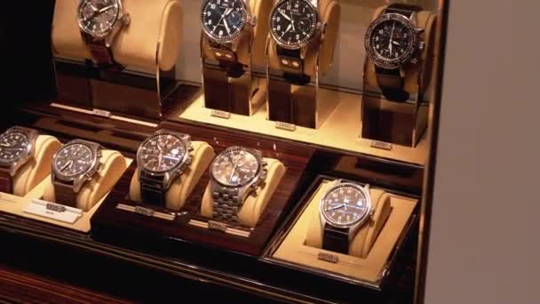 Πολυτελές ελβετικό ρολόι καρπού στον πάγκο του καταστήματος με ετικέτες τιμών — Αρχείο Βίντεο