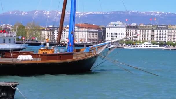 Prazer estacionado Iates, Barcos e Navios no Porto no Lago de Genebra, Suíça — Vídeo de Stock