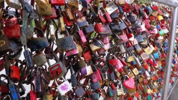 Πολλές πολύχρωμες κλειδαριές κρέμονται σε κιγκλιδώματα στην ερωτική γέφυρα στο Σάλτσμπουργκ, Αυστρία — Αρχείο Βίντεο