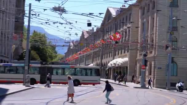 Rue Corraterie street with Swiss flags in Geneva — Stock Video