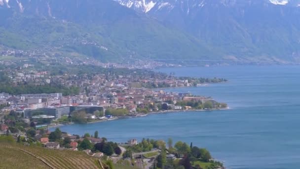Uitzicht op het landschap van de stad Montreux met de Zwitserse Alpen en het meer van Genève, Zwitserland — Stockvideo