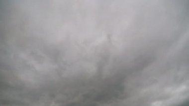 Bulutlar Mavi Gök 'te pürüzsüz hareket eder. Zaman Uygulaması