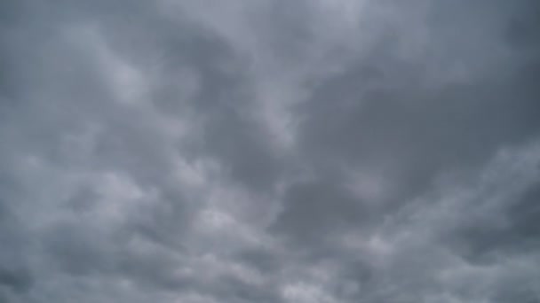 Gewitterwolken ziehen am Himmel auf, Zeitraffer. — Stockvideo