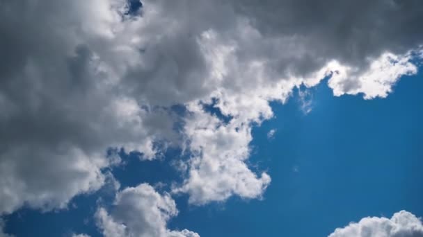 Las nubes se mueven suavemente en el cielo azul. Cronograma — Vídeos de Stock