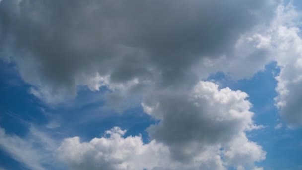 Wolken bewegen soepel in de blauwe lucht. Timelapse — Stockvideo