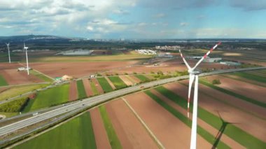 Tarladaki Rüzgar Türbinleri Çiftliği 'nin hava görüntüsü. Avusturya. Enerji Üretiminde Drone görünümü