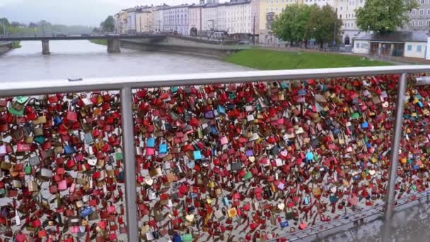 Veel kleurrijke sloten hangen op leuningen op de Love Bridge in Salzburg, Oostenrijk — Stockvideo