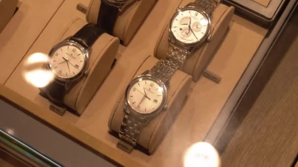 Reloj de pulsera suizo de lujo en el mostrador de la tienda con etiquetas de precio — Vídeo de stock