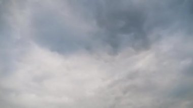 Bulutlar Mavi Gök 'te pürüzsüz hareket eder. Zaman Uygulaması