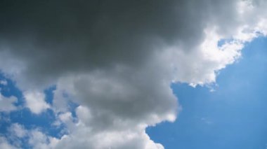 Bulutlar Mavi Gök 'te pürüzsüz hareket eder. Zaman Uygulaması