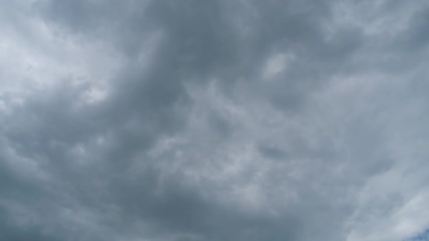 A felhők simán mozognak a kék égbolton. Időintervallum — Stock videók