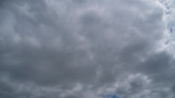 雲は青空の中でスムーズに移動します。タイムラプス — ストック動画