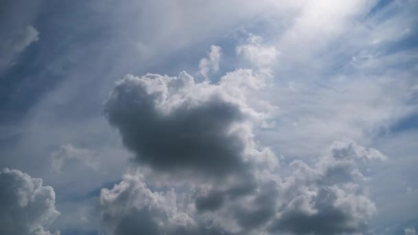 Las nubes se mueven suavemente en el cielo azul. Cronograma — Vídeo de stock