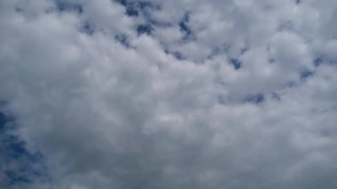 Bulutlar Mavi Gök 'te pürüzsüz hareket eder. Zaman Uygulaması