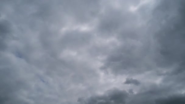 Gewitterwolken ziehen am Himmel auf, Zeitraffer. — Stockvideo