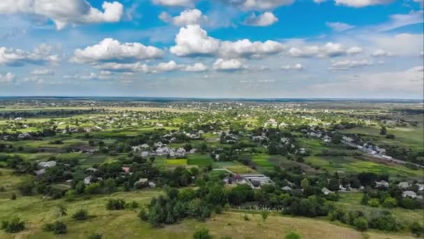 Hyperlapse von Dörfern und kleinen Häusern mit beweglichen Wolken am Himmel von einer fliegenden Drohne — Stockvideo
