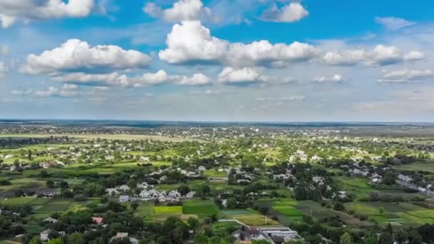 Hyperlapse von Dörfern und kleinen Häusern mit beweglichen Wolken am Himmel von einer fliegenden Drohne — Stockvideo