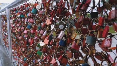Salzburg, Avusturya'daki Aşk Köprüsü'nde Korkuluklara Asılı Birçok Renkli Kilit