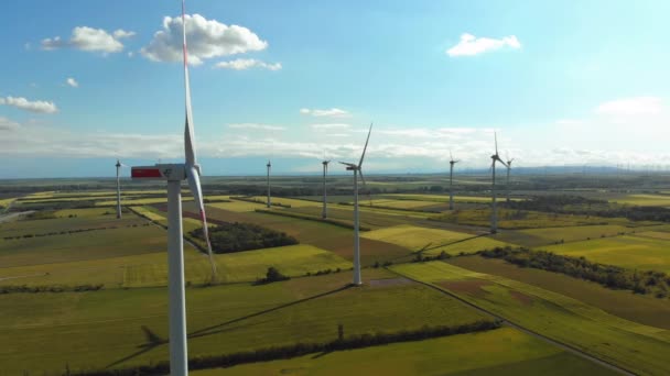 Luftaufnahme von Windkraftanlagen Park in Field. Österreich. Drohnen-Blick auf die Energieproduktion — Stockvideo