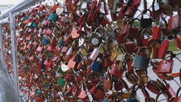 Veel kleurrijke sloten hangen op leuningen op de Love Bridge in Salzburg, Oostenrijk — Stockvideo