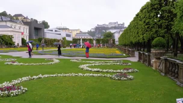 Ogrody Mirabell, jedno z najczęściej odwiedzanych miejsc w Salzburgu — Wideo stockowe