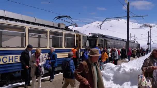 Bergtrein met toeristen op het top trein station in de buurt van besneeuwde berg Rochers-de-Naye, Montreux, Zwitserland — Stockvideo