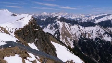 İsviçre Alpleri'ndeki Karlı Tepeler'e Yüksek Dağ'dan panoramik manzara. Rochers-de-Naye.