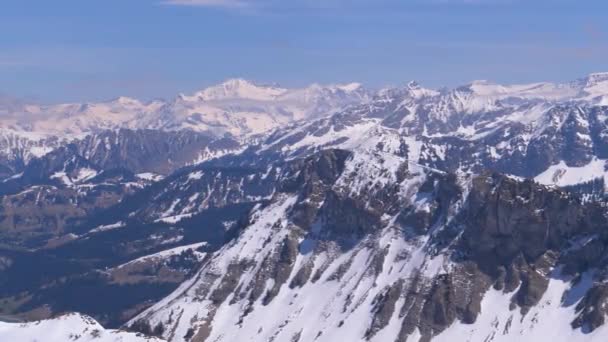 Панорамний вид з високих гірських до снігових вершин у Швейцарії Альп. Роше-де-найе. — стокове відео