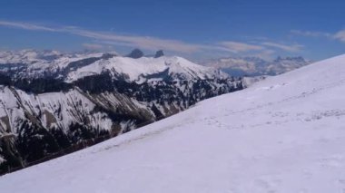 İsviçre Alpleri'ndeki Karlı Tepeler'e Yüksek Dağ'dan panoramik manzara. Rochers-de-Naye.